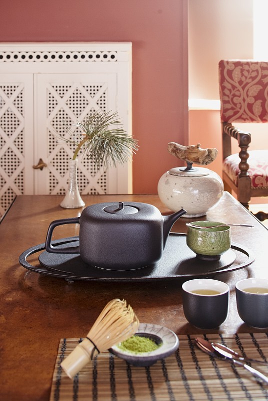 瓷茶具(茶壶、茶粉、竹扫帚)图片素材