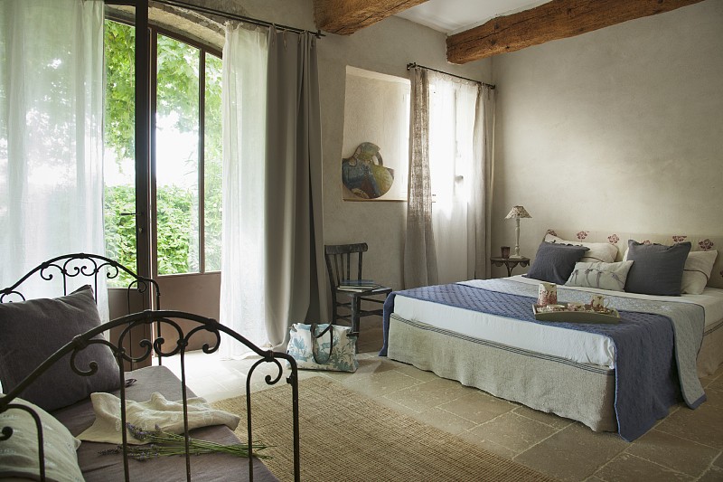 双人床在法国乡村别墅的乡村，优雅的卧室图片下载
