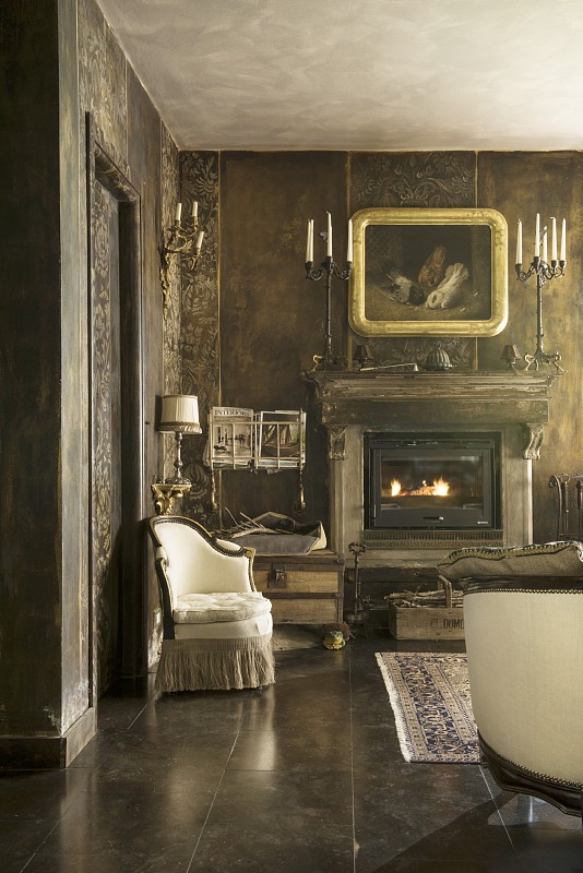 壁炉，油画和传统客厅的复古氛围图片下载