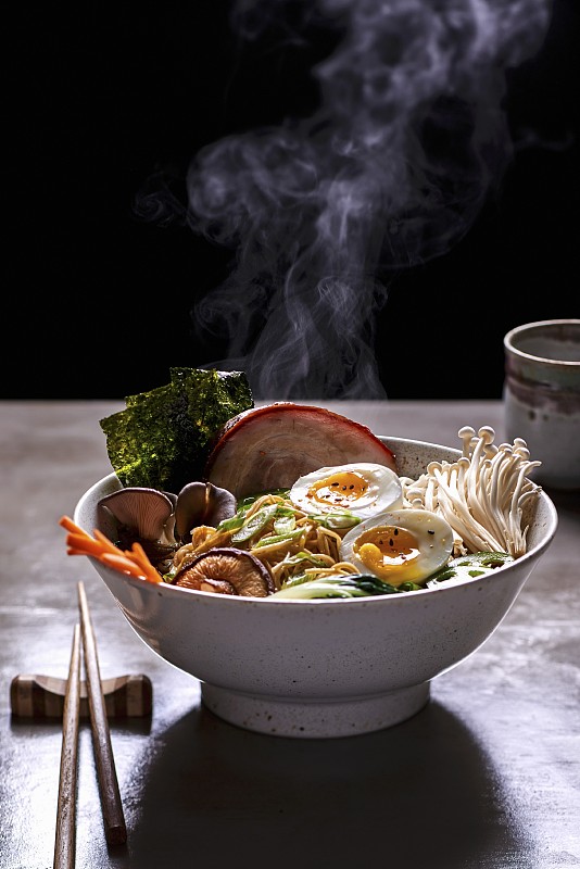 蘑菇、大虾、五花肉、鸡蛋拉面(日本)图片下载