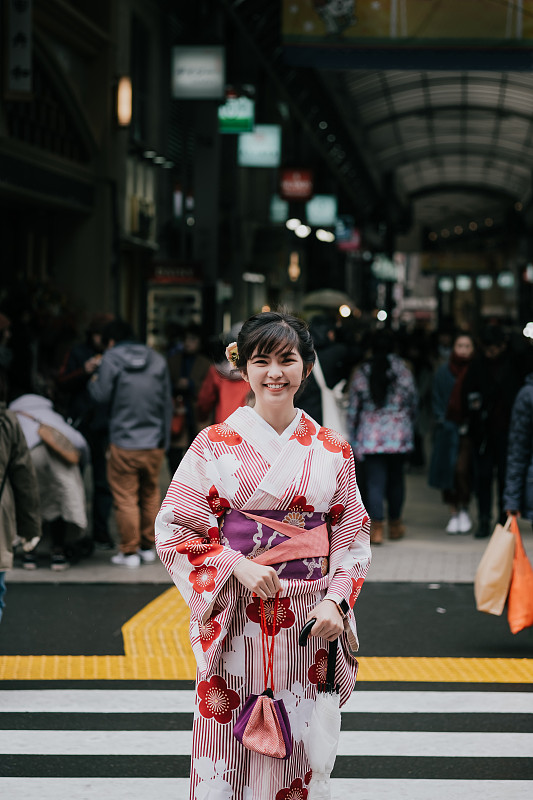 美丽的亚洲女孩穿着传统的日本和服在阿萨克图片下载