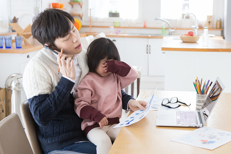 韩国人，父亲，女儿，照顾孩子，祖父母，在家工作(商业)，哭泣(脸)，无聊，聊天图片下载