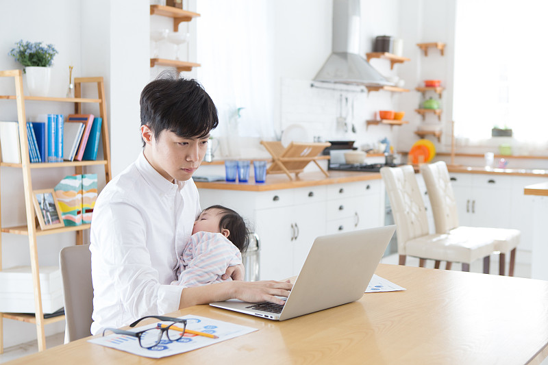 韩国人，父亲，女儿，孩子照顾，孩子照顾(父亲)，家庭工作(商业)，婴儿(人类年龄)，拥抱(抱)图片素材