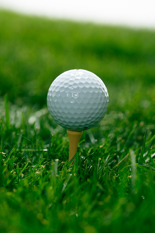 草地上的高尔夫球图片下载