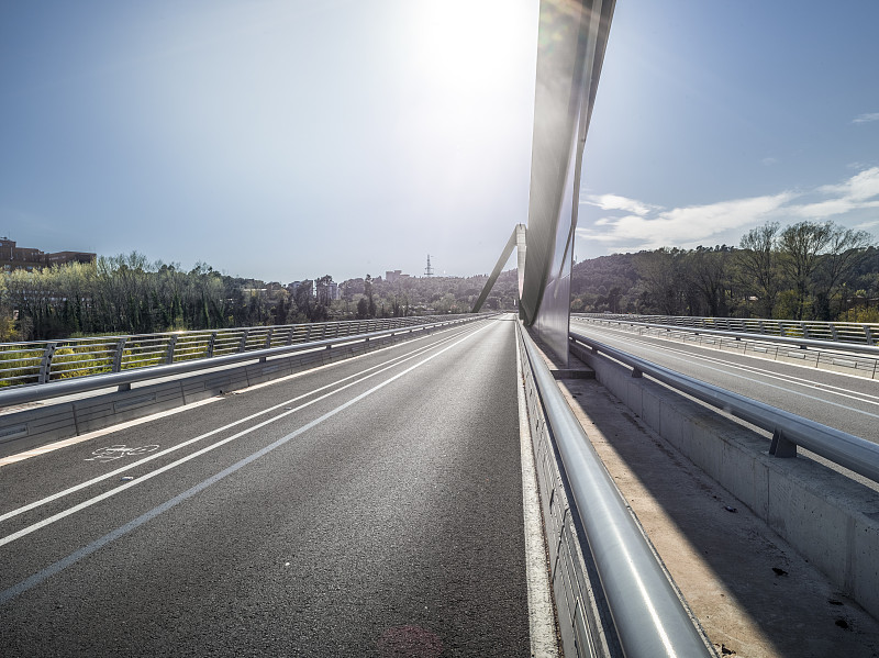 在西班牙巴伦西亚，后板显示了一座有着现代扫铁结构的桥梁上的柏油路图片素材