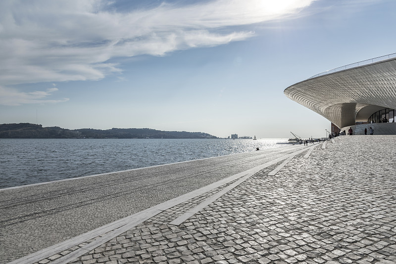 后板显示鹅卵石码头在里斯本，葡萄牙图片素材