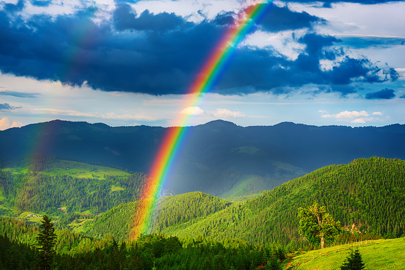高山和彩虹图片下载