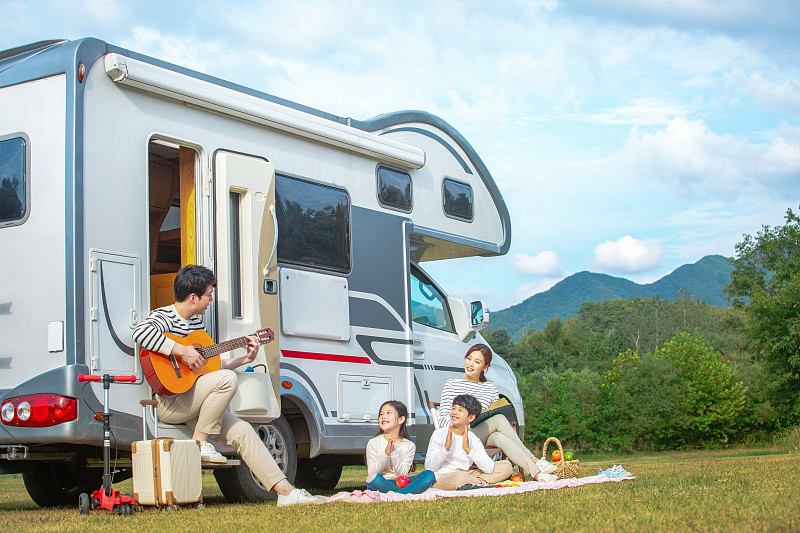 家庭，两个孩子和一个家庭，露营，微笑，乐趣，吉他，弦乐图片素材