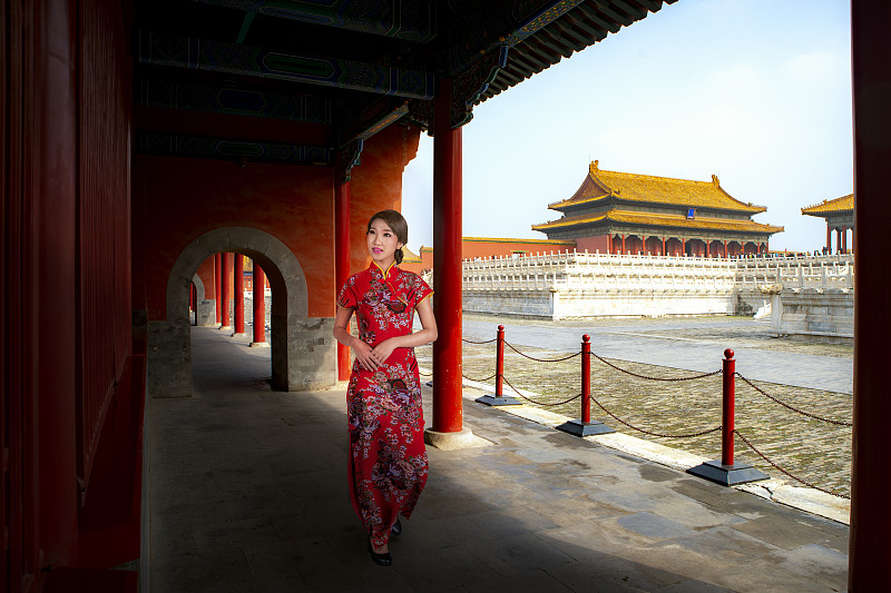 穿着红色旗袍的中国女子在中国古代的Forb图片下载
