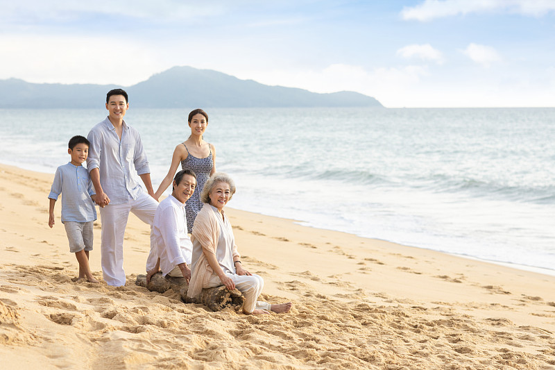 快乐家庭在海边度假图片素材
