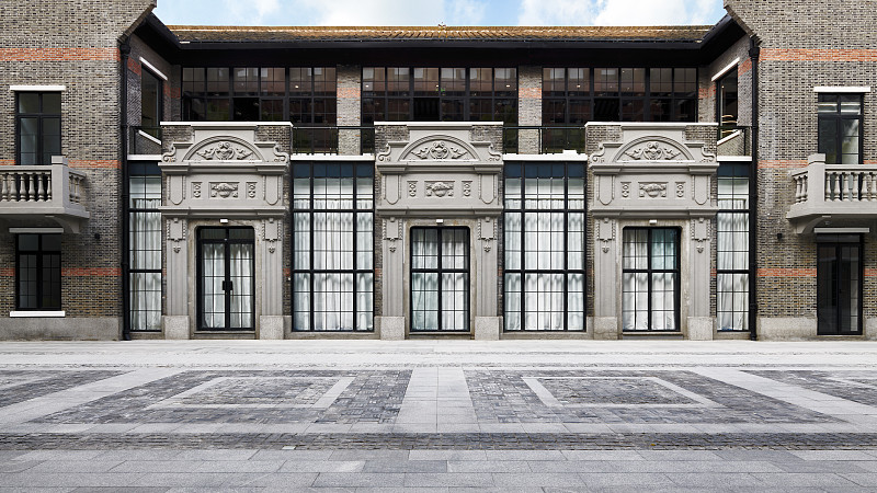 上海石库门老建筑和门前广场图片下载