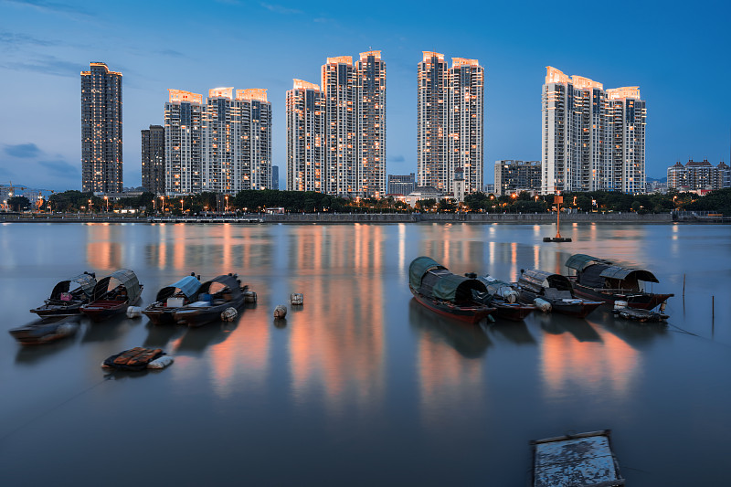 福州闽江沿岸渔民的高层住宅与船只图片素材