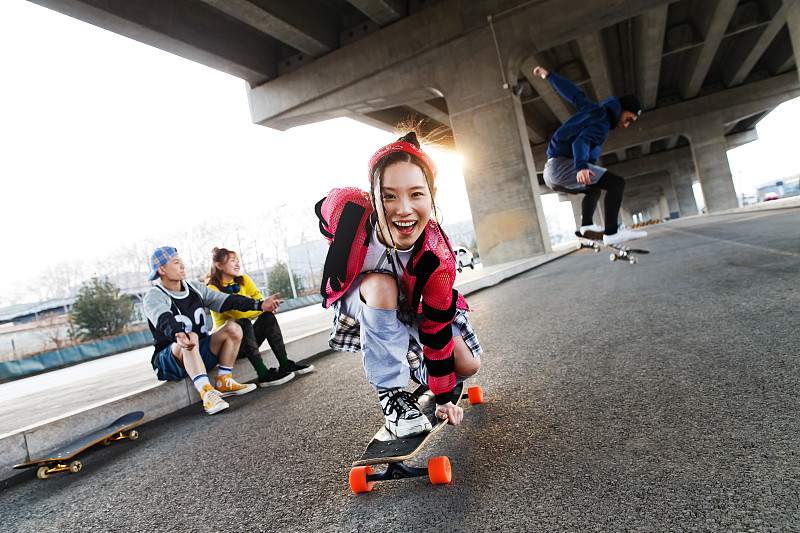 玩滑板的年轻人图片下载