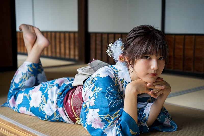 日本妇女在和服躺在传统的日本风格的房间图片下载
