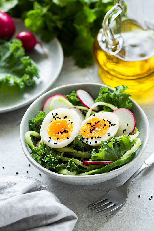 健康的蔬菜沙拉配甘蓝，黄瓜，鸡蛋和萝卜图片素材