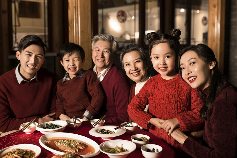 幸福家庭吃年夜饭图片下载