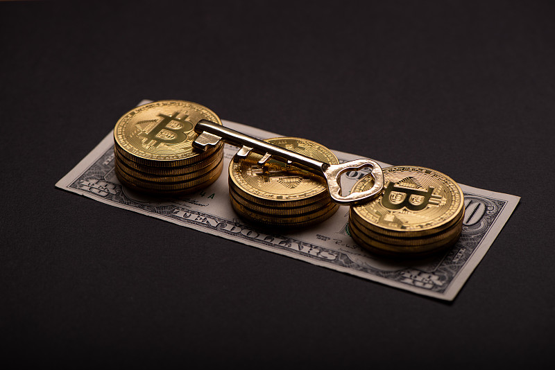 黑色背景上的金融比特币和复古钥匙图片下载