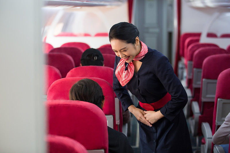 空姐在飞机机舱工作与乘客沟通交流图片下载
