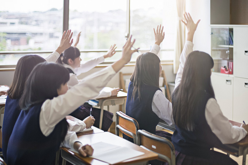 一个日本学生举起他们的手问问题图片下载
