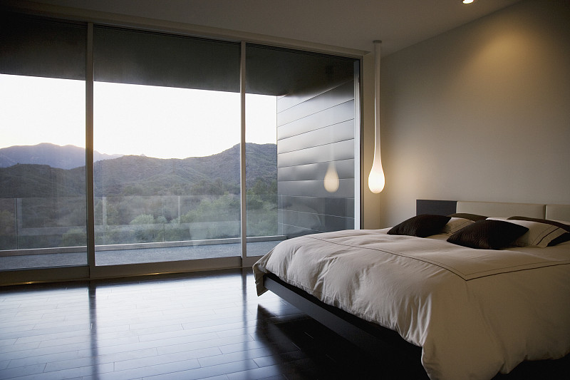 现代卧室和玻璃墙图片下载