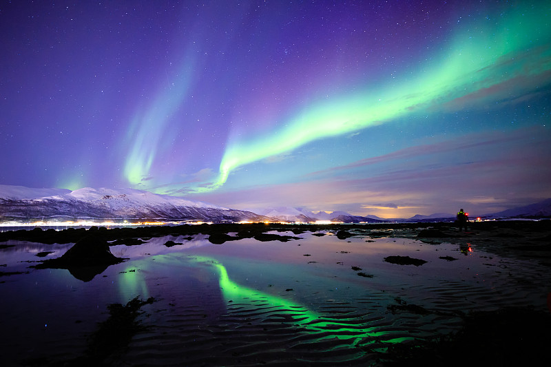 挪威海岸上空令人难以置信的北极光活动图片素材