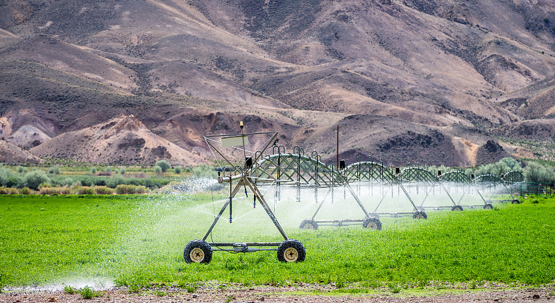 干旱农村农田的农业灌溉图片素材