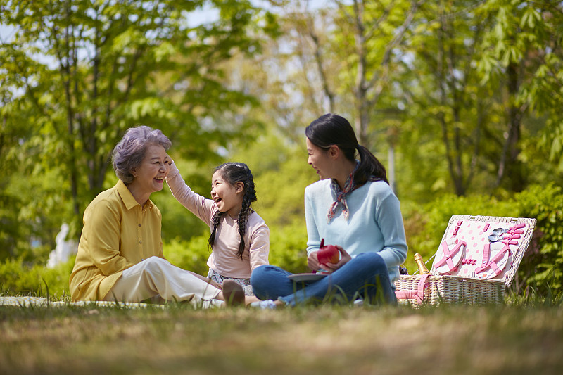 奶奶，妈妈和孙女去野餐了图片素材