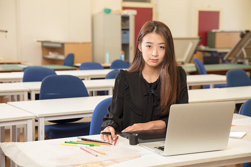 一个年轻的亚洲女学生在教室里图片素材