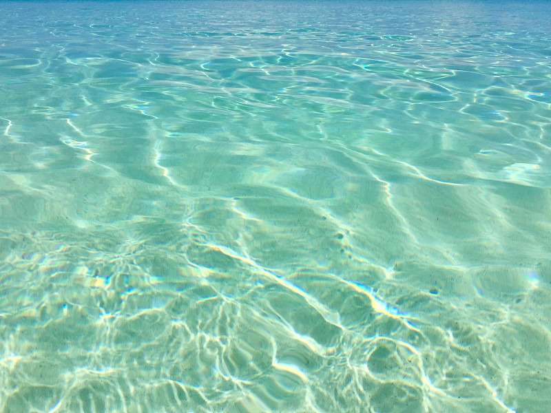 天堂岛，巴哈马群岛:沙滩和清澈的绿松石水域图片下载