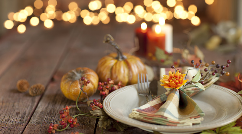 秋季感恩节餐桌上摆放着一张古朴的木头桌子图片下载