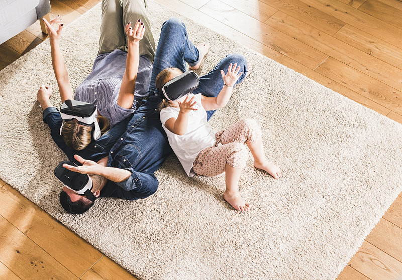 家庭在家里使用VR眼镜图片下载