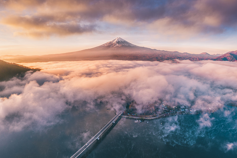 日本日出时富士山和川口湖的鸟瞰图图片下载