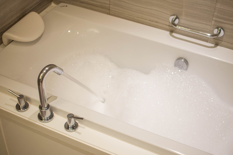 带泡泡浴的浴缸图片素材