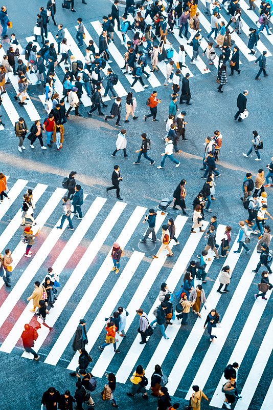 东京涩谷十字路口的行人图片下载