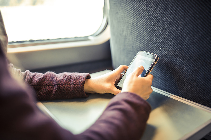 欧洲，法国巴黎，Tgv列车上的一名乘客正在看她的智能手机图片下载