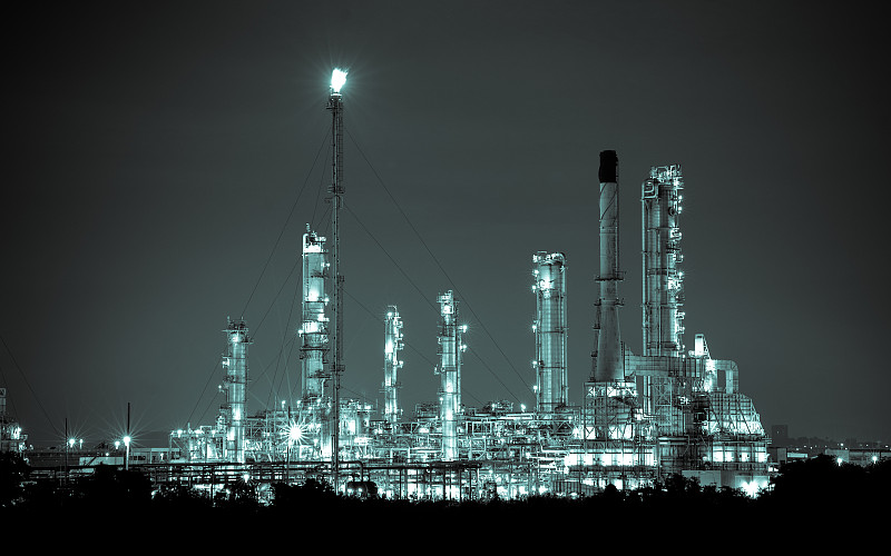 炼油厂、化工和石化工厂在夜间进行提炼图片素材