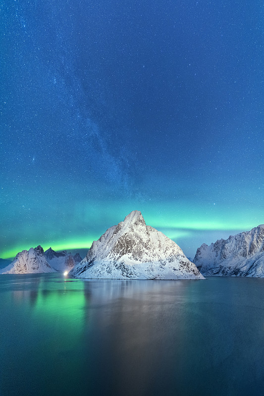 挪威莱纳湾奥尔斯廷峰的北极光图片下载