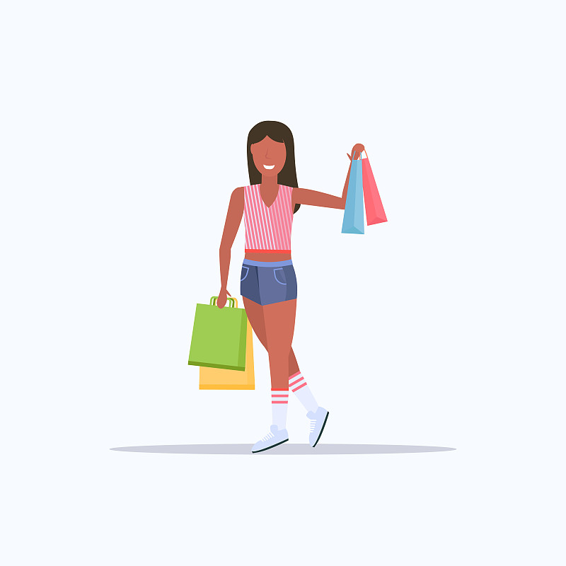 女人拿着彩色纸袋微笑的非洲裔美国女孩站在购买大减价购物概念平全长图片素材