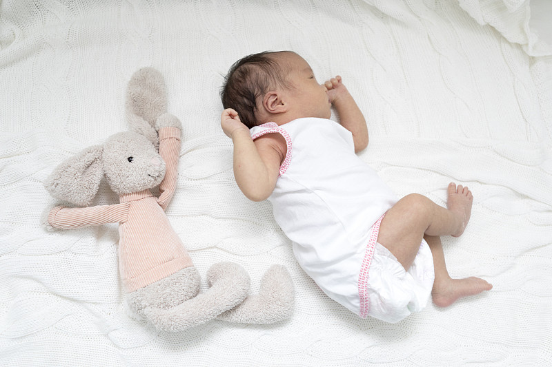 新生儿和玩具一起睡觉图片下载