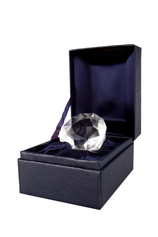 盒子里的钻石在白色背景上被孤立图片下载