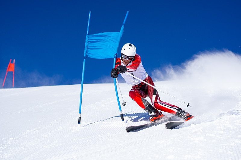先生们在晴朗晴朗的冬日里进行滑雪比赛图片下载
