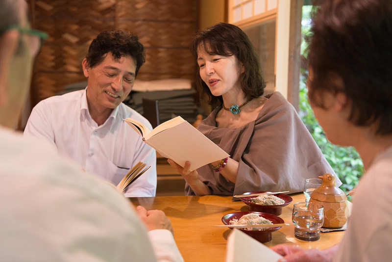 日本京都的成年女性在读书俱乐部大声朗读图片素材