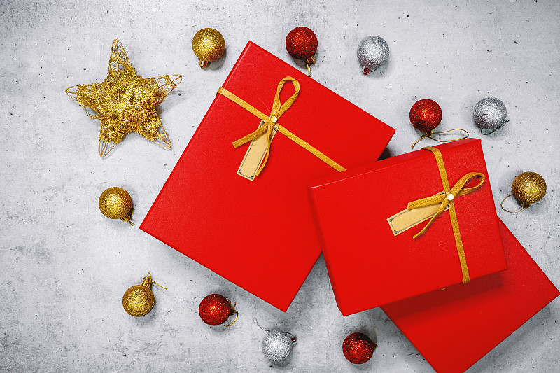 红色礼品盒和圣诞装饰背景图片素材