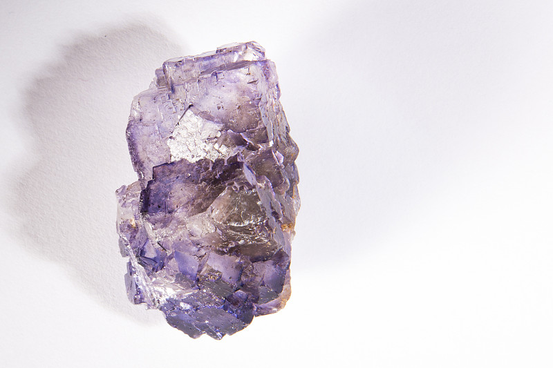 白色背景上的紫水晶图片下载