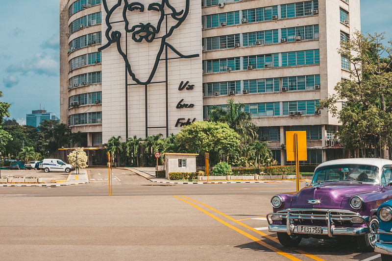 哈瓦那革命广场的老爷车图片素材