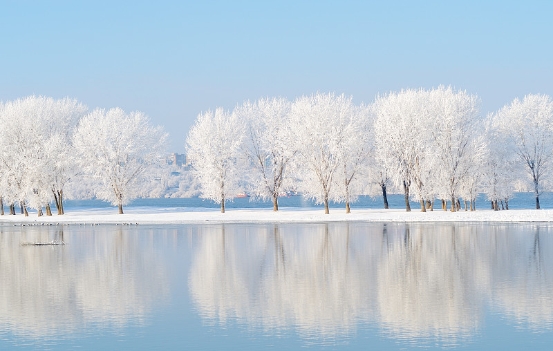 冬季景观与美丽的倒影在水中图片下载