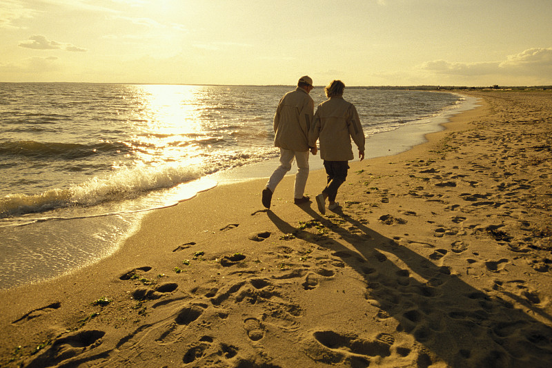 男人和女人在海滩上散步图片下载