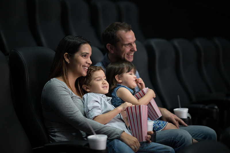 一个幸福的家庭在电影院看电影图片素材