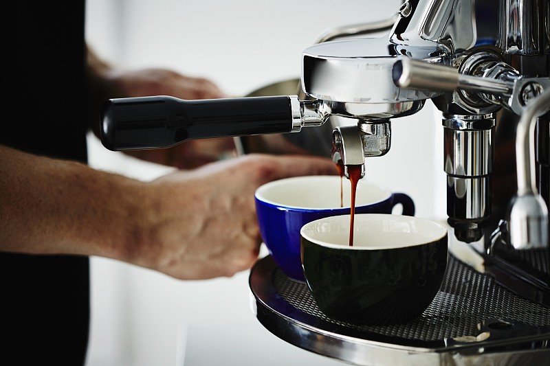 咖啡师制作咖啡图片素材