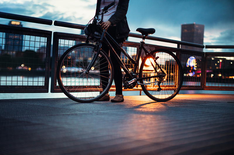 俄勒冈州波特兰的夜间自行车骑行图片下载